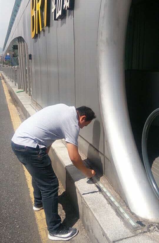 响应创建文明城市号召 公交快速公司统一检修地脚灯结构胶